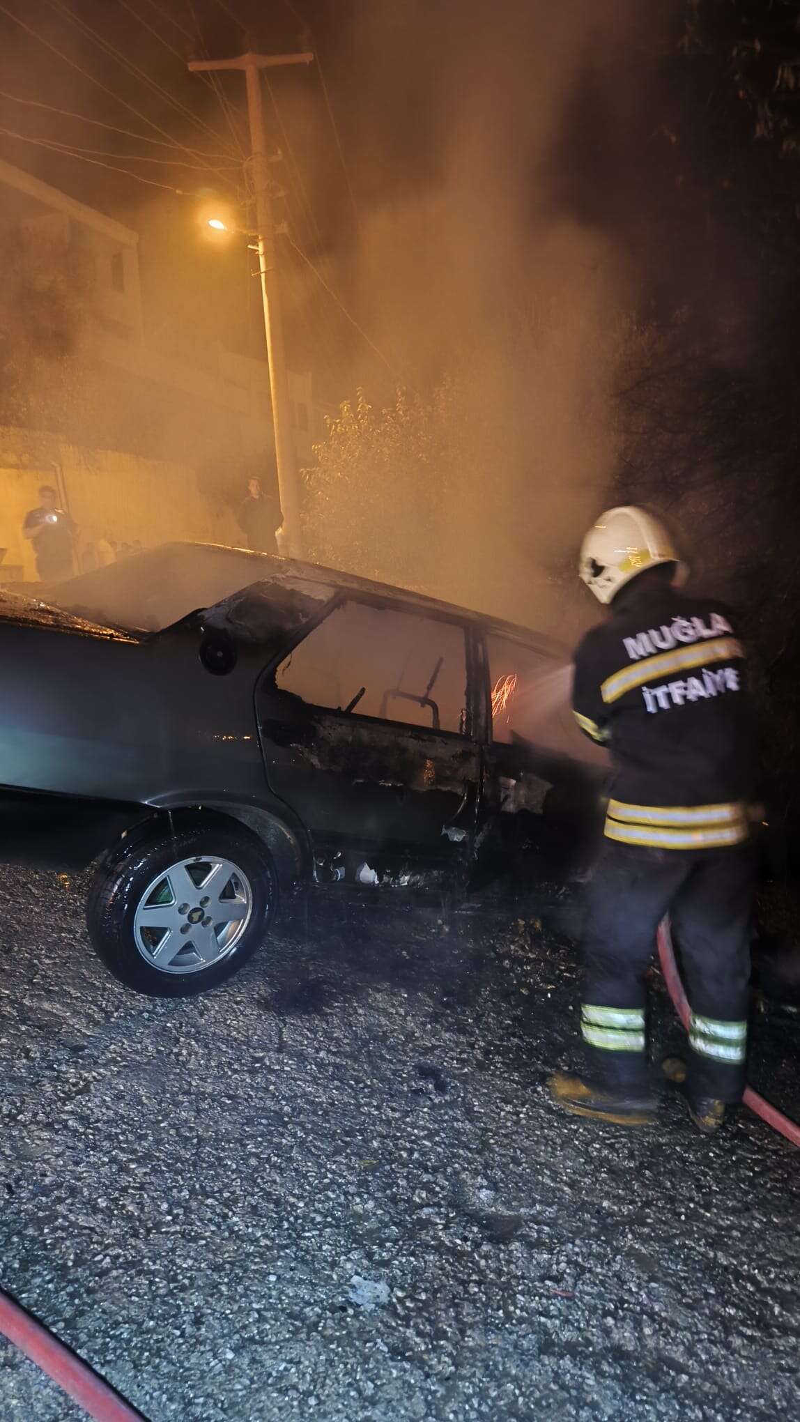 Bodrum’da Tek Taraflı Kaza Yapan Araçta Yangın Çıktı 2